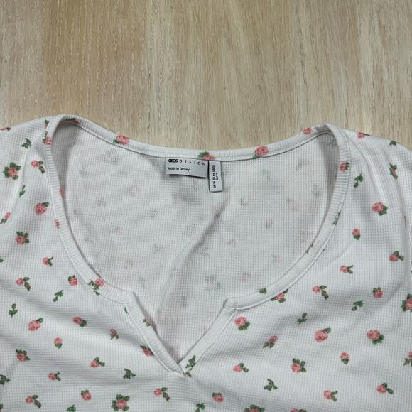 ASOS Design White Strawberry Floral Print Crop Top Short Sleeve V Neck Y2K 12 - Picture 3 of 10
